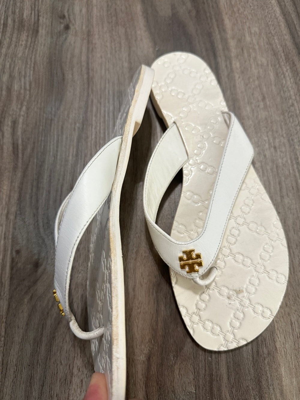 Tory Burch White Leather Logo Thong Sandals with Gold Emblem - Picture 10 of 11